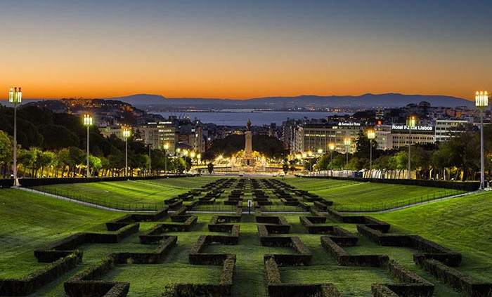 Park Eduardo VII is a busy cruising spot throughout the day.